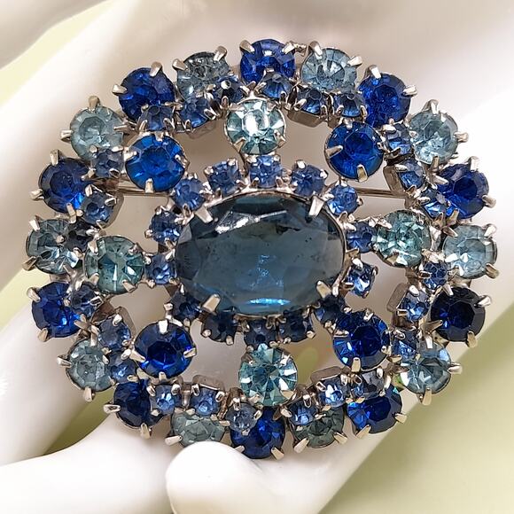Vintage Blue Rhinestone Oval Brooch, Silver Tone, 1960s, 1 1/8 Inch - Picture 3 of 13
